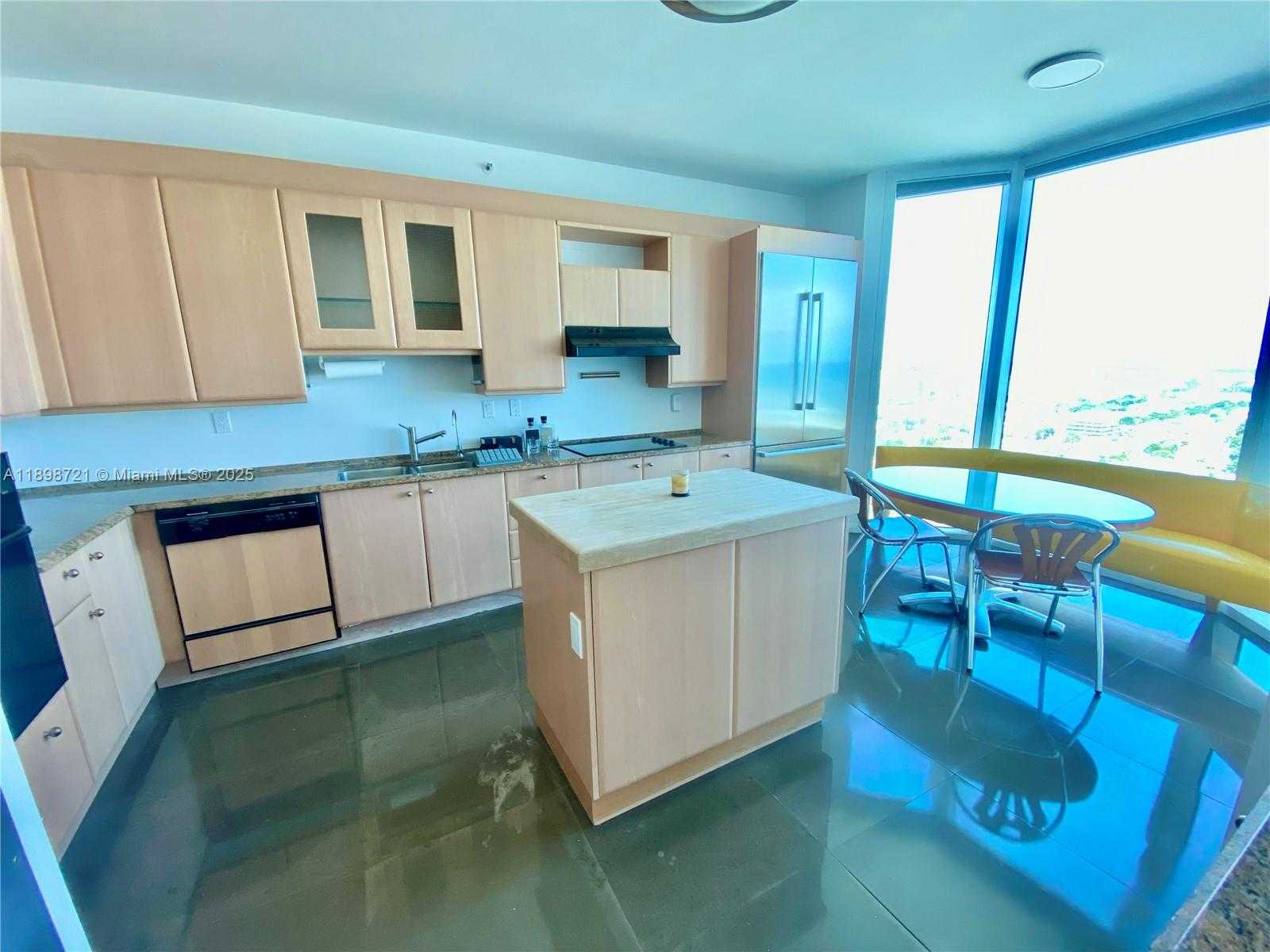 Small Image of 300 SOUTH POINTE DR #3204, Miami Beach Number 5