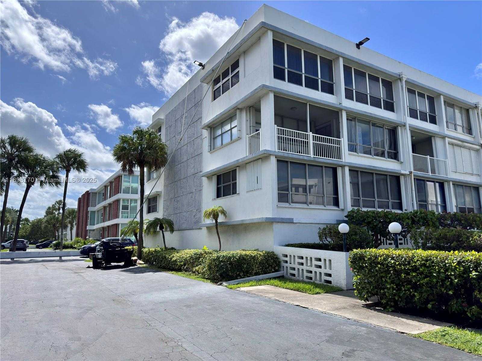 Small Image of 10230 COLLINS AVE #102, Bal Harbour Number 27