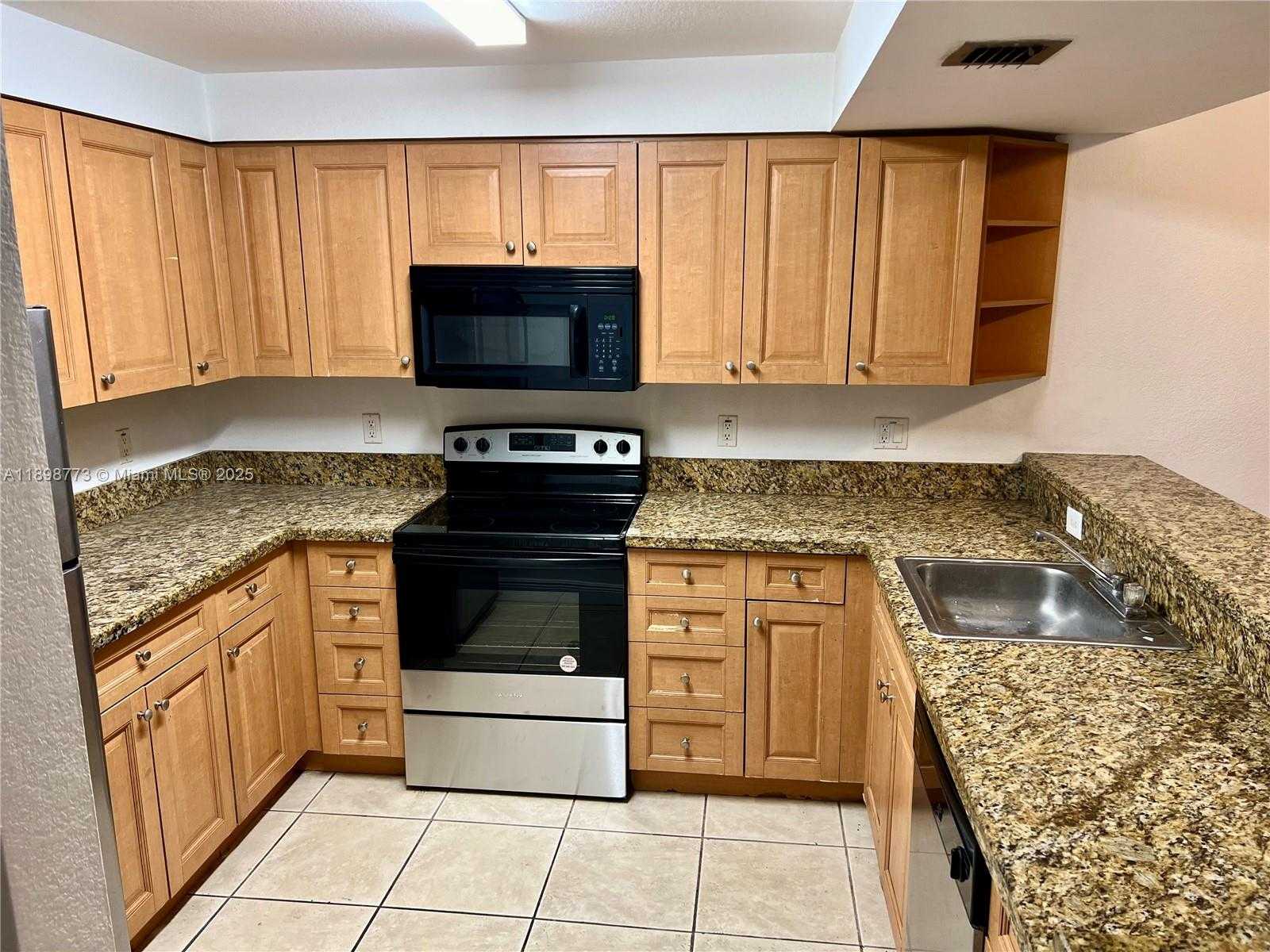 Small Image of 5201 GENEVA WAY #102, Doral Number 2