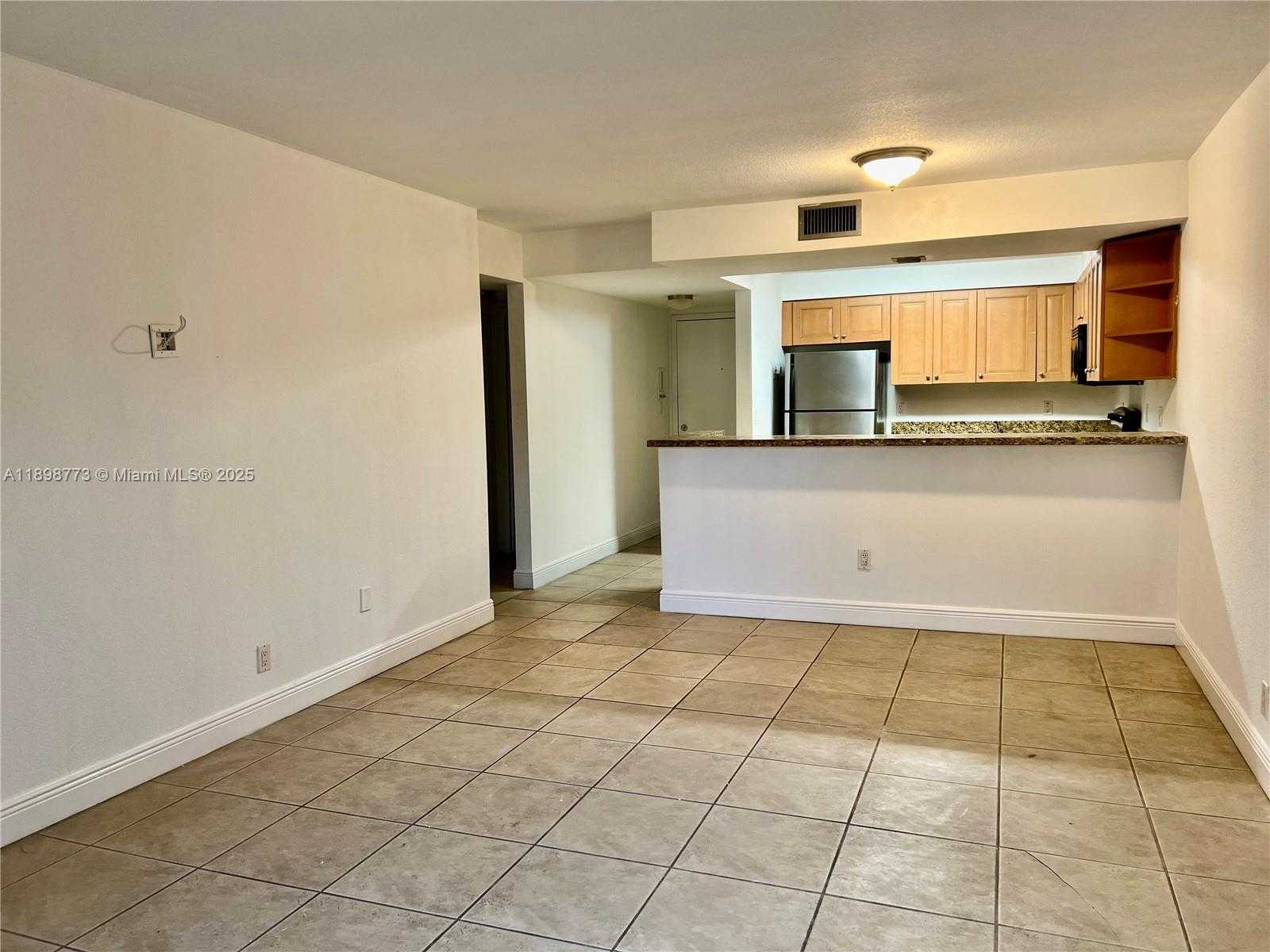 Small Image of 5201 GENEVA WAY #102, Doral Number 3