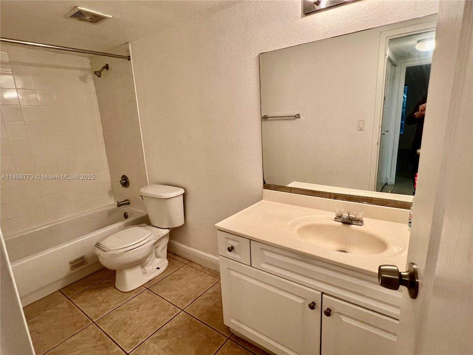 Small Image of 5201 GENEVA WAY #102, Doral Number 7