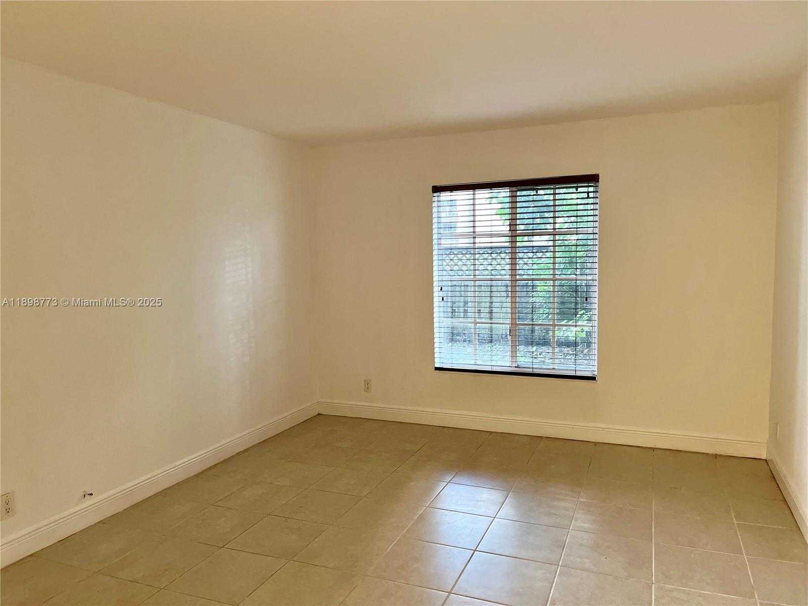 Small Image of 5201 GENEVA WAY #102, Doral Number 8