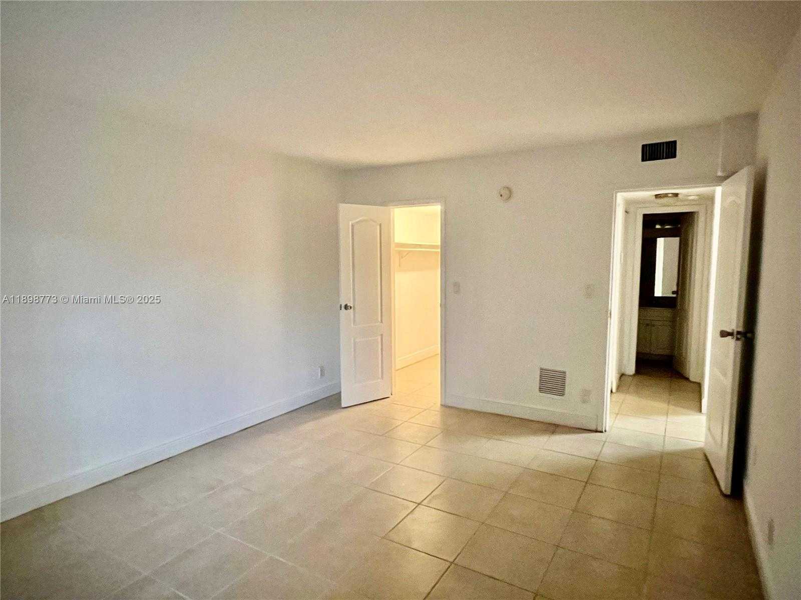 Small Image of 5201 GENEVA WAY #102, Doral Number 9