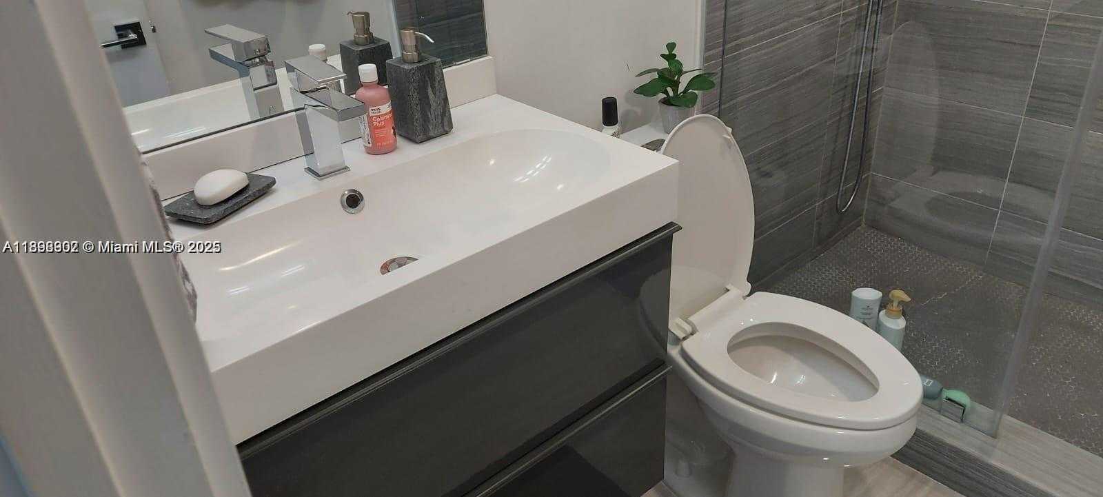 Small Image of 400 KINGS POINT DR #1111, Sunny Isles Beach Number 12