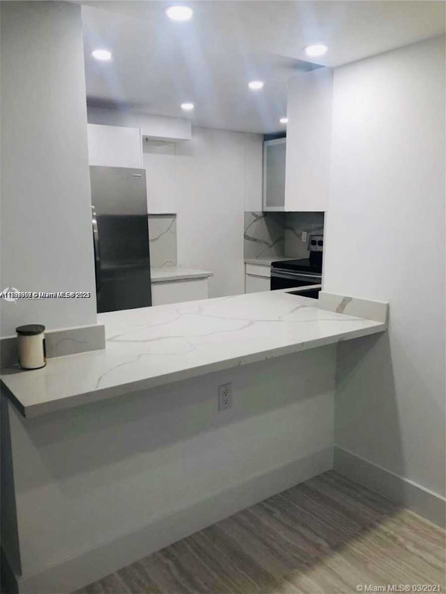 Small Image of 400 KINGS POINT DR #1111, Sunny Isles Beach Number 19