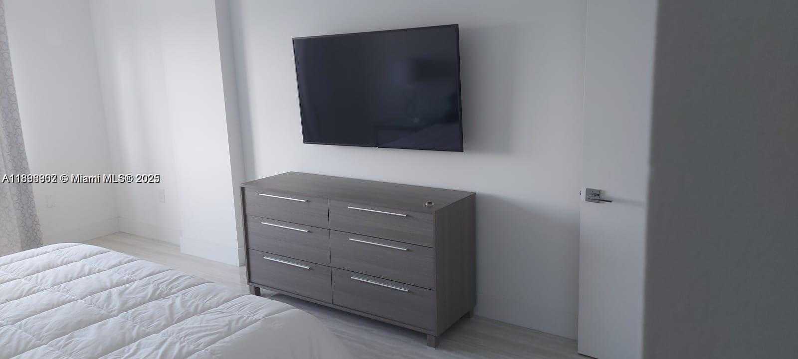 Small Image of 400 KINGS POINT DR #1111, Sunny Isles Beach Number 6