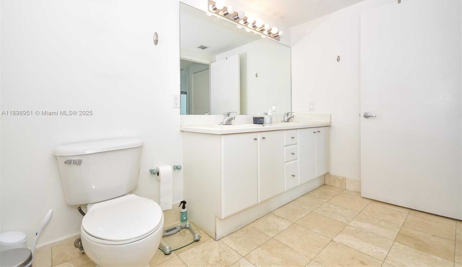 Small Image of 2475 BRICKELL AVE #1608, Miami Number 31