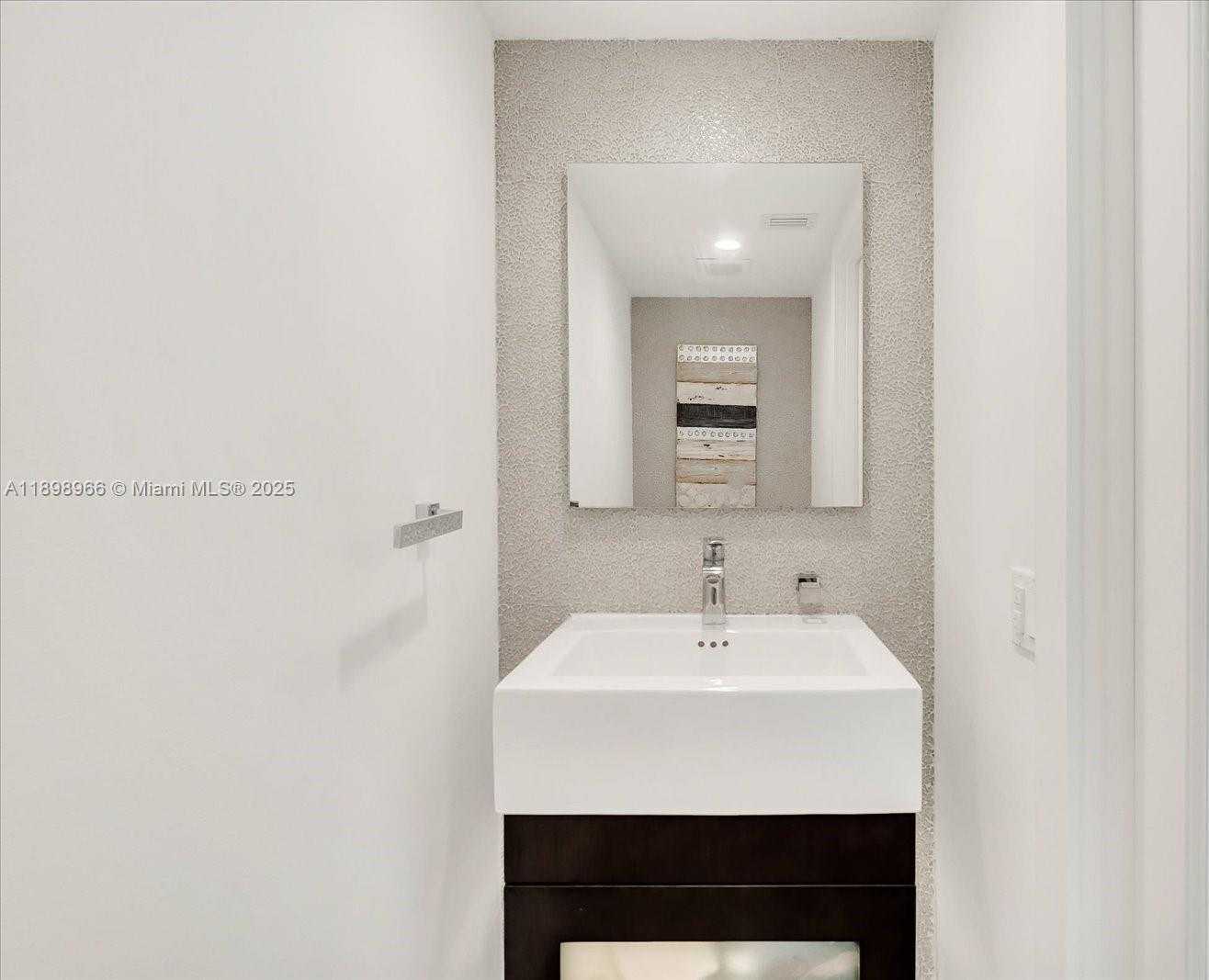 Small Image of 400 SOUTH POINTE DRIVE #1708, Miami Beach Number 13