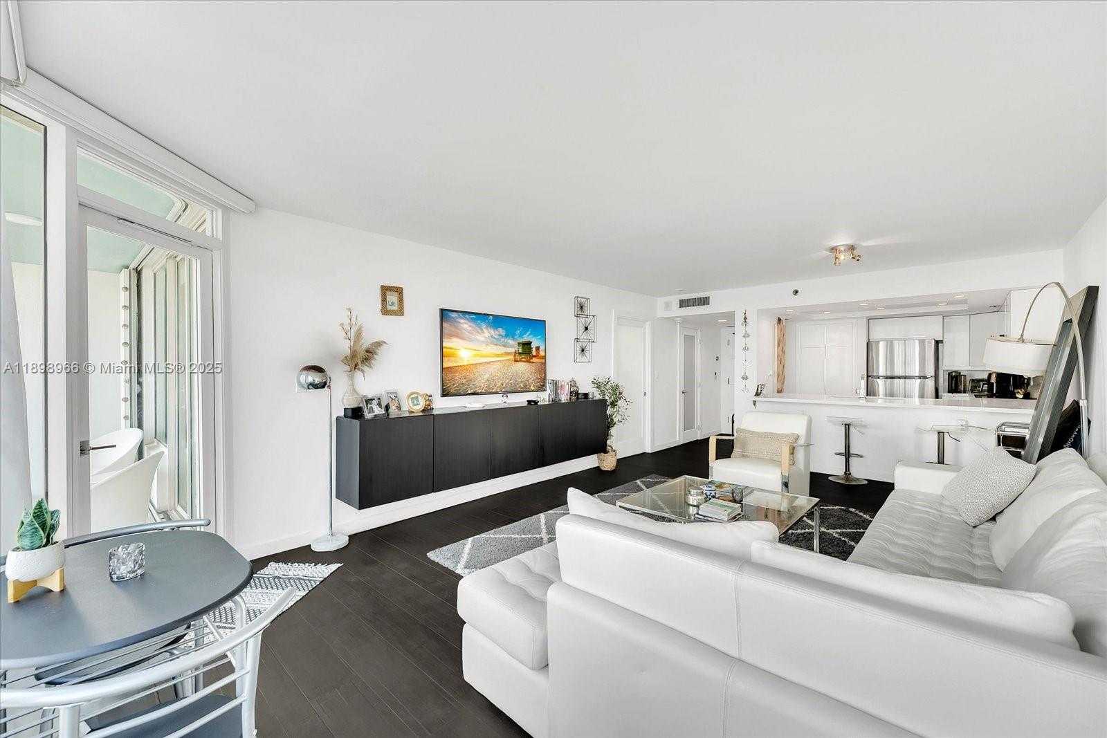 Small Image of 400 SOUTH POINTE DRIVE #1708, Miami Beach Number 3