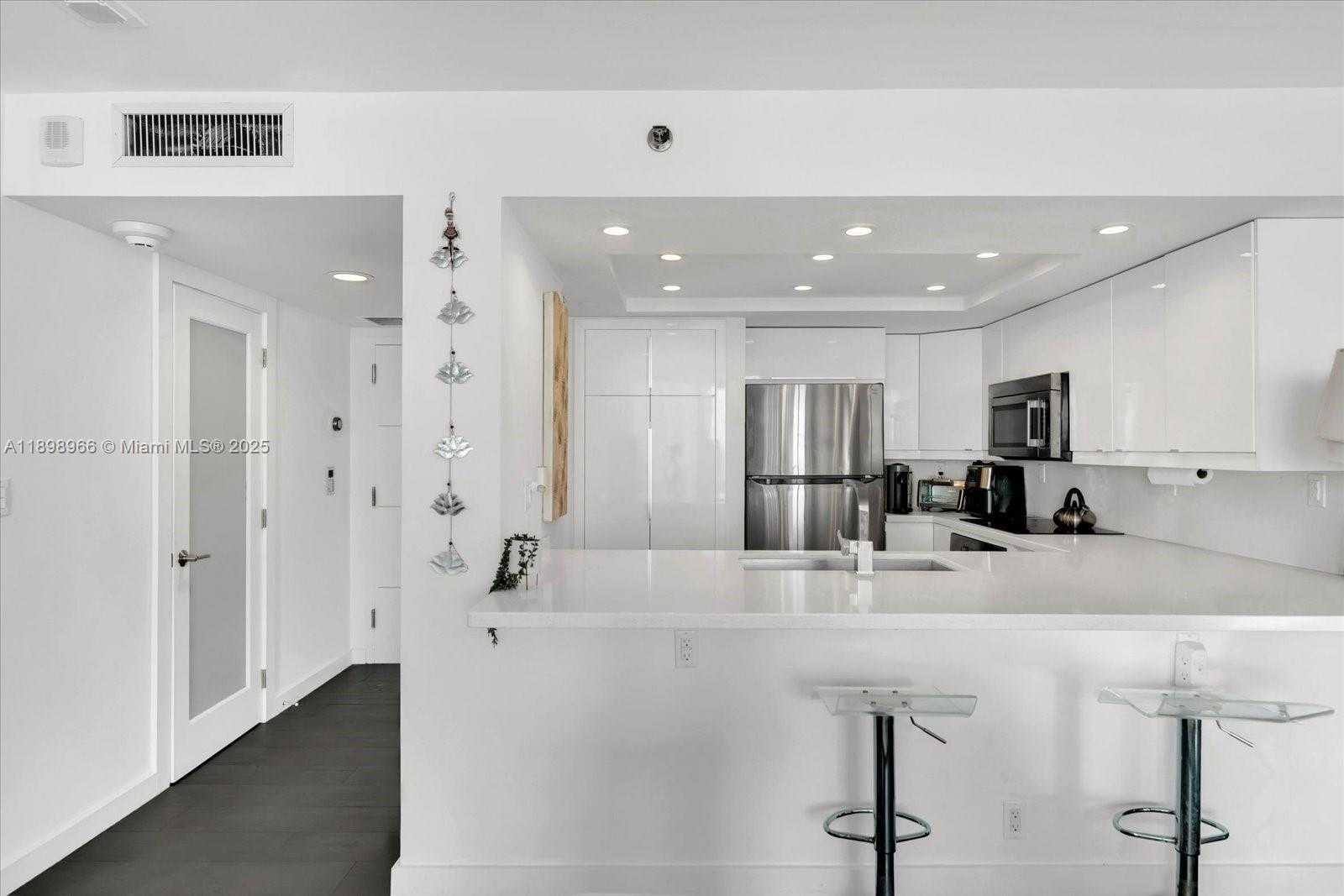 Small Image of 400 SOUTH POINTE DRIVE #1708, Miami Beach Number 4