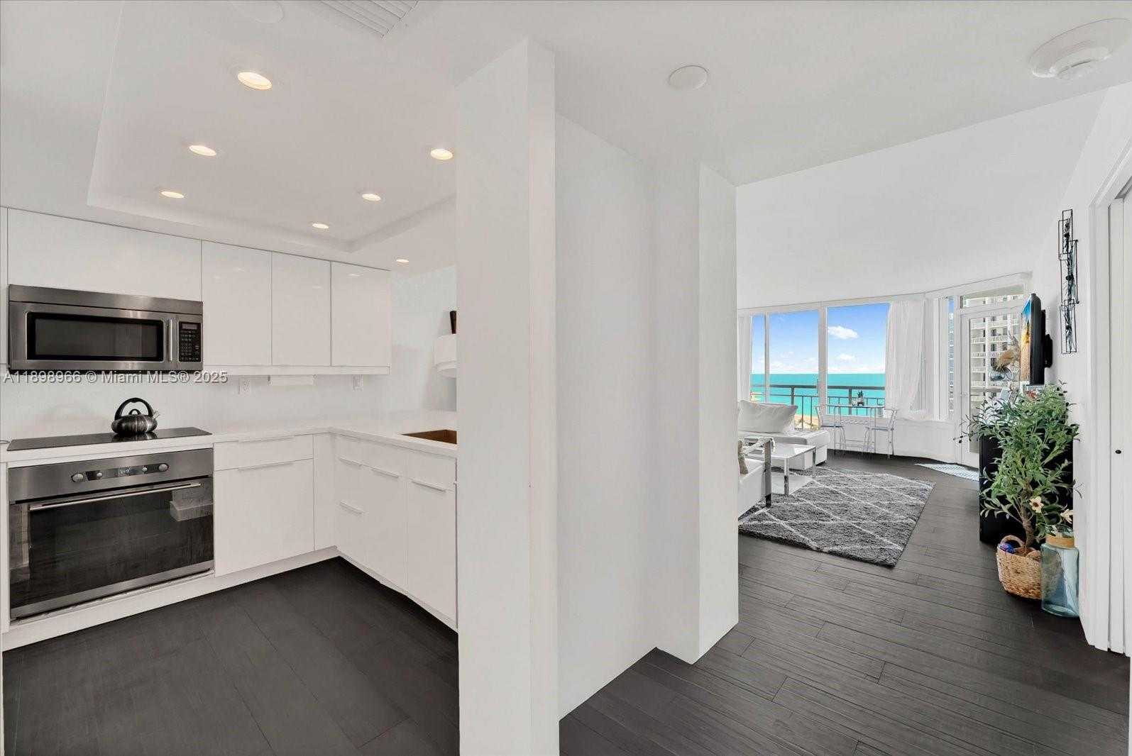 Small Image of 400 SOUTH POINTE DRIVE #1708, Miami Beach Number 6