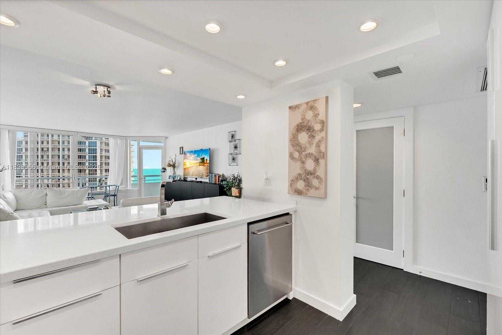 Small Image of 400 SOUTH POINTE DRIVE #1708, Miami Beach Number 7