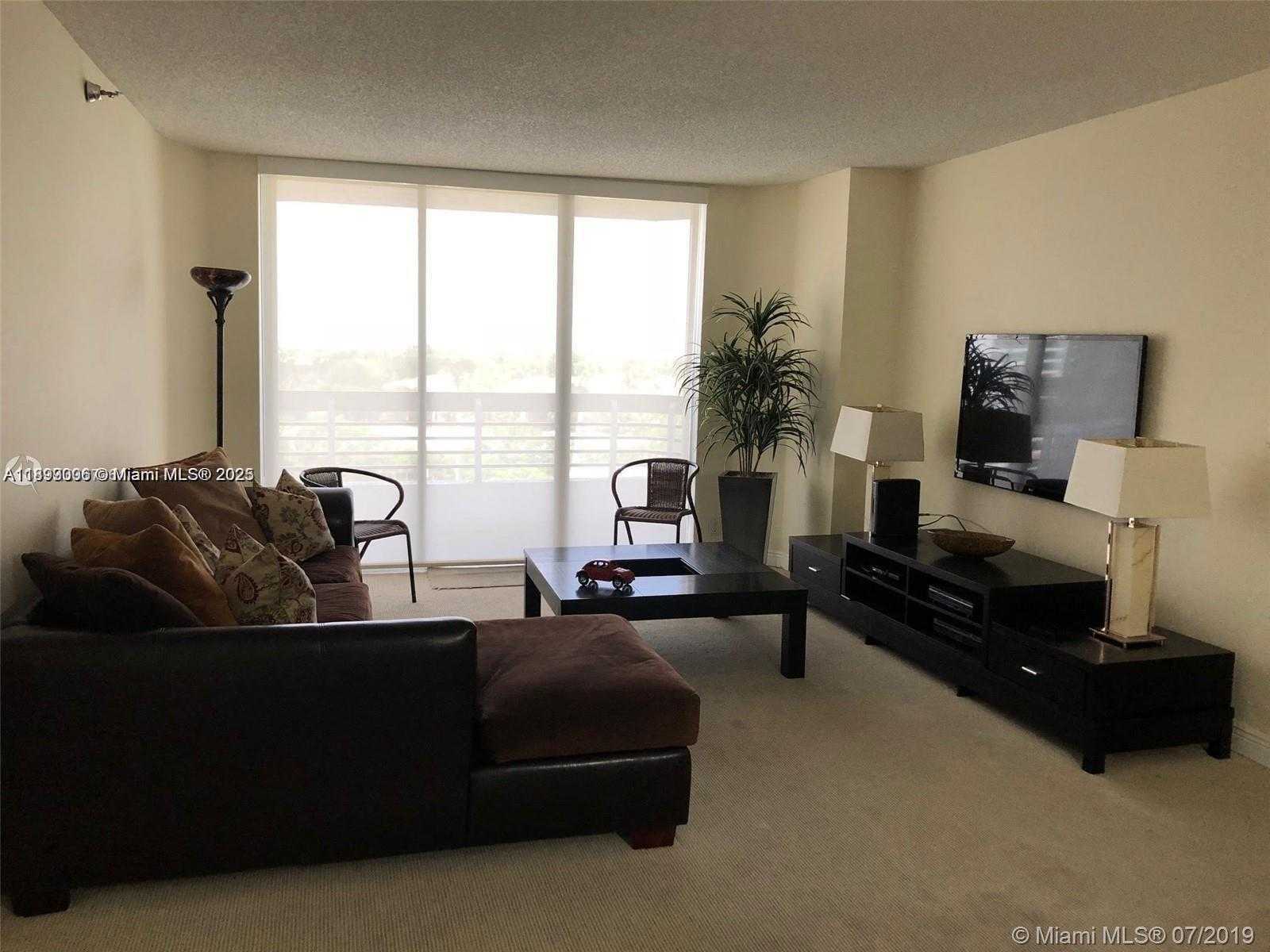 Small Image of 3530 MYSTIC POINTE DR #1008, Aventura Number 4