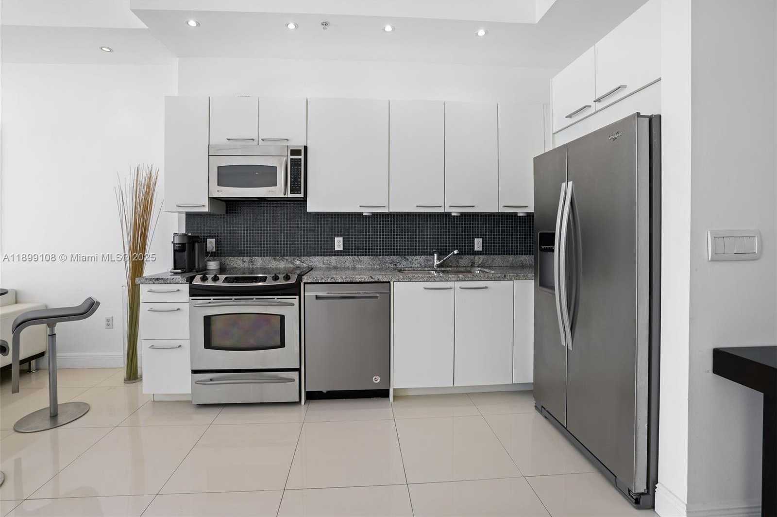 Small Image of 2001 MERIDIAN AVE #506, Miami Beach Number 6