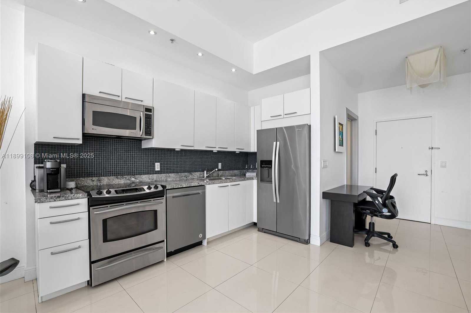 Small Image of 2001 MERIDIAN AVE #506, Miami Beach Number 7