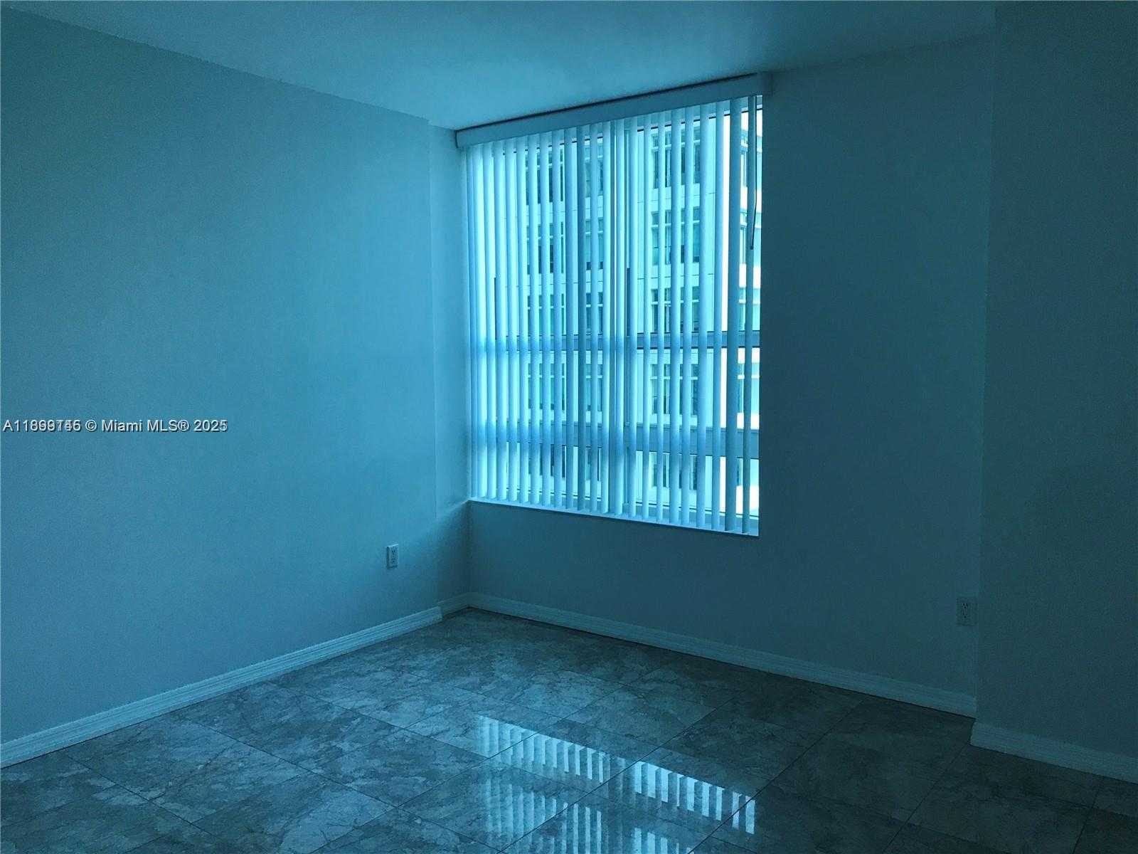 Small Image of 950 BRICKELL BAY DR #2808, Miami Number 8