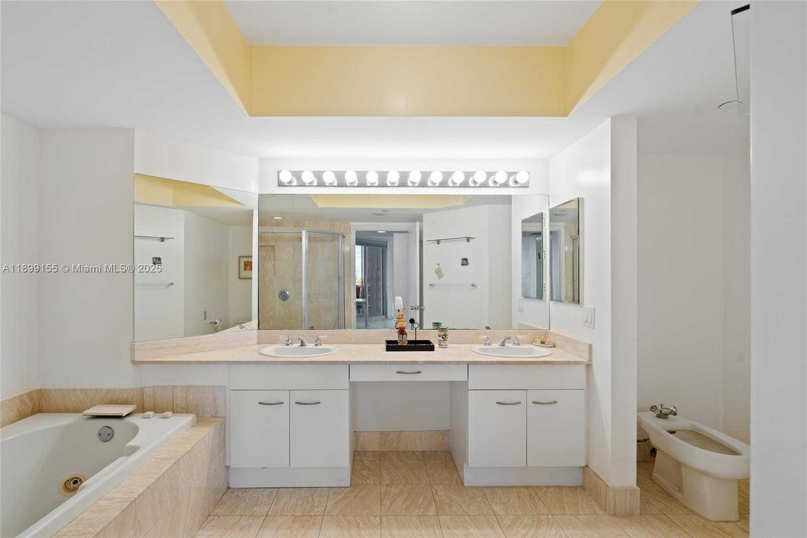 Small Image of 21205 YACHT CLUB DR #707, Aventura Number 16