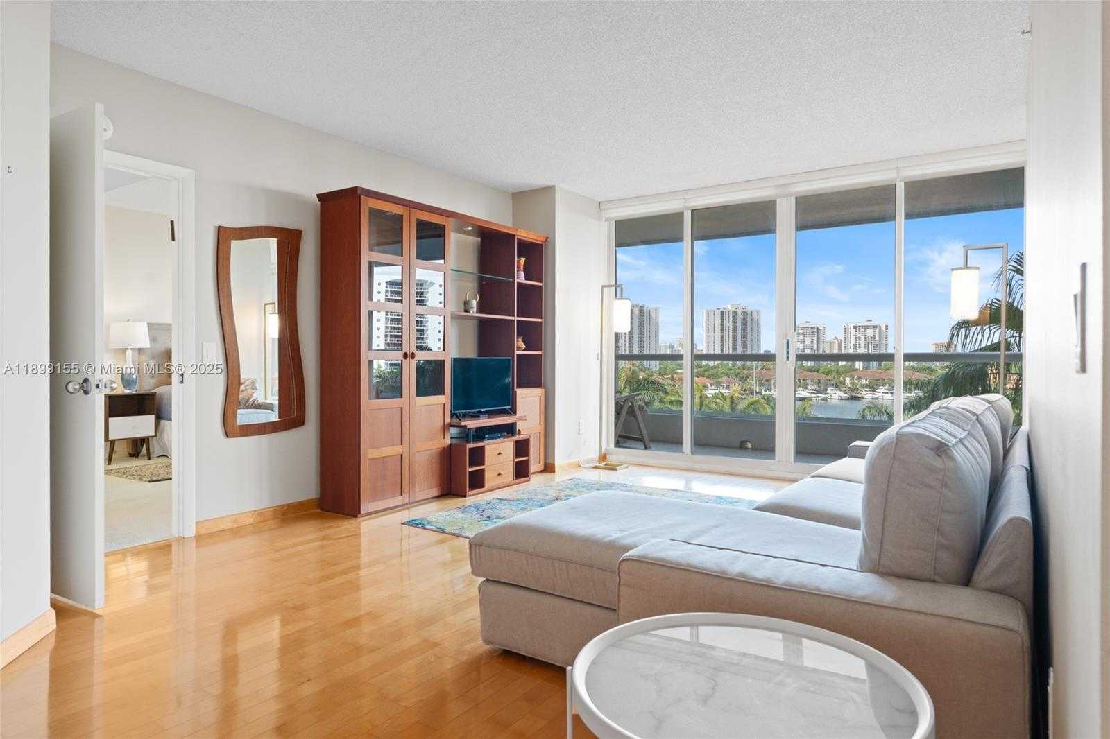 Small Image of 21205 YACHT CLUB DR #707, Aventura Number 3