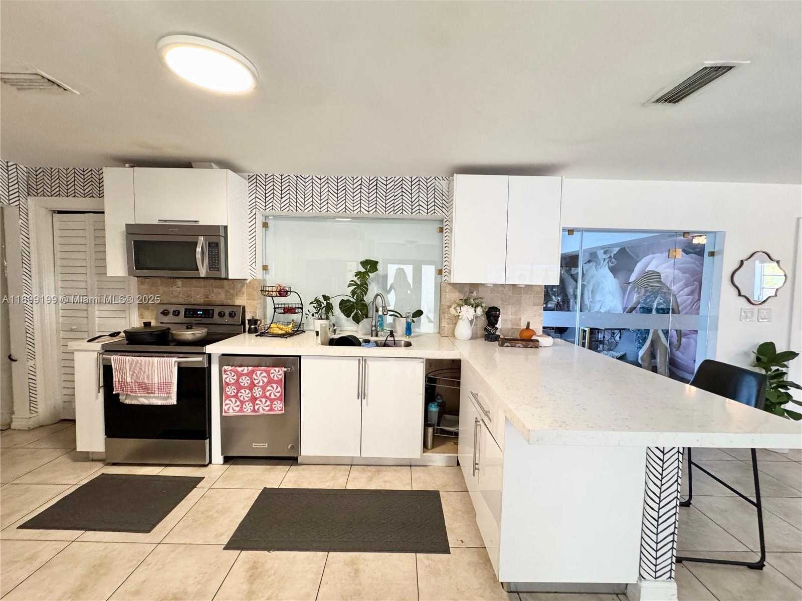 Small Image of 19410 NORTH EAST 19TH AVE, Miami Number 2