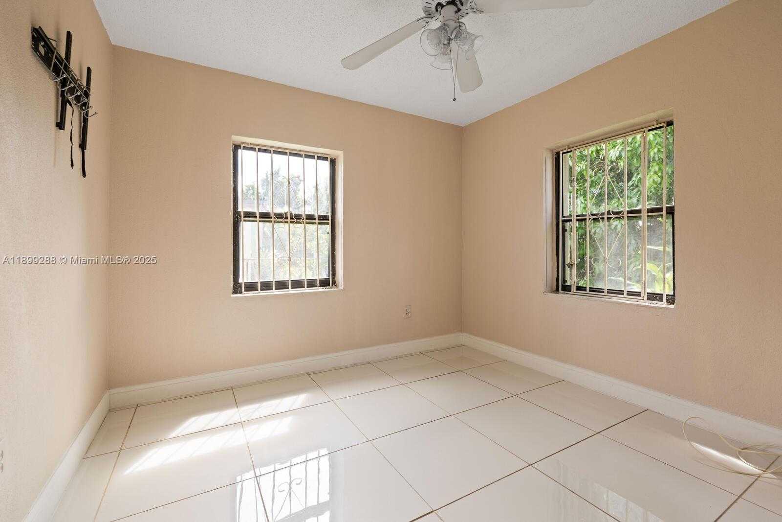 Small Image of Miami Number 18