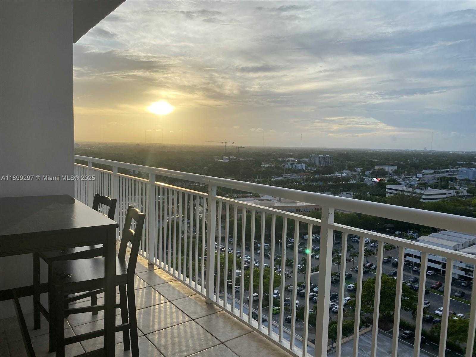 Small Image of 18031 BISCAYNE BLVD #PH02, Aventura Number 2