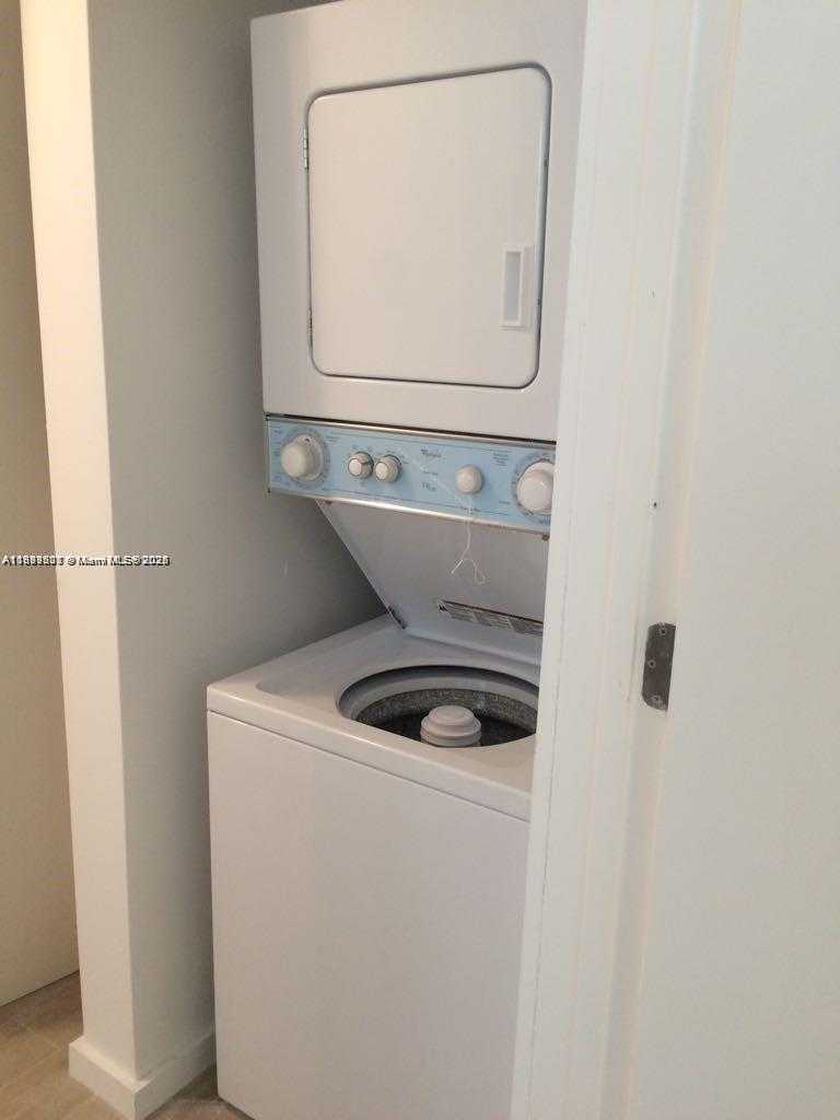 Small Image of 1611 MERIDIAN AVE #307, Miami Beach Number 3