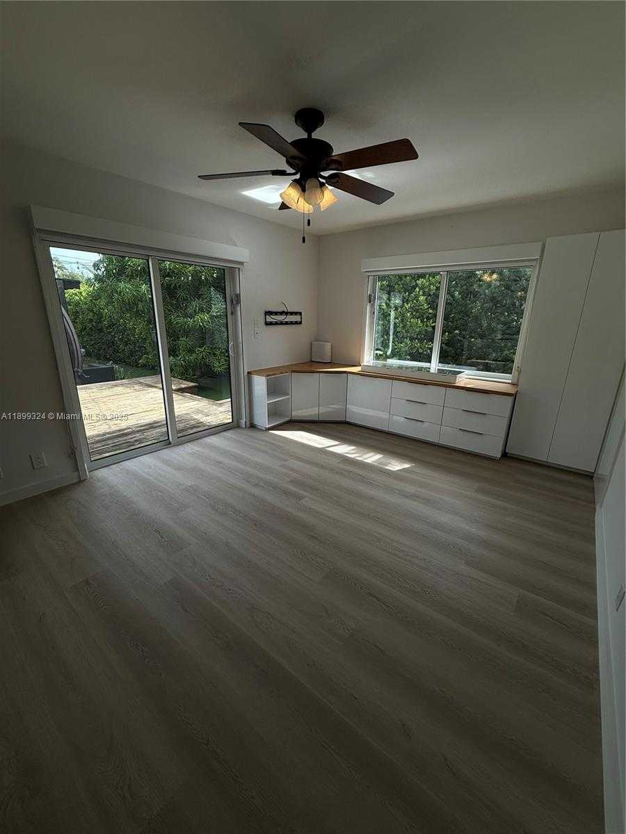 Small Image of Miami Shores Number 25