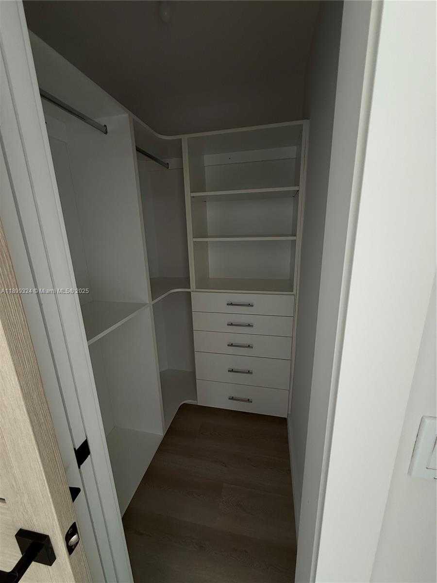 Small Image of Miami Shores Number 28