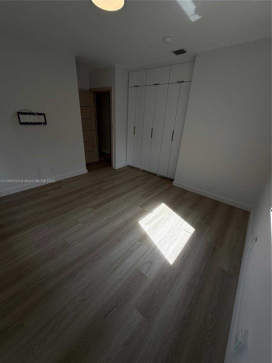 Small Image of Miami Shores Number 33