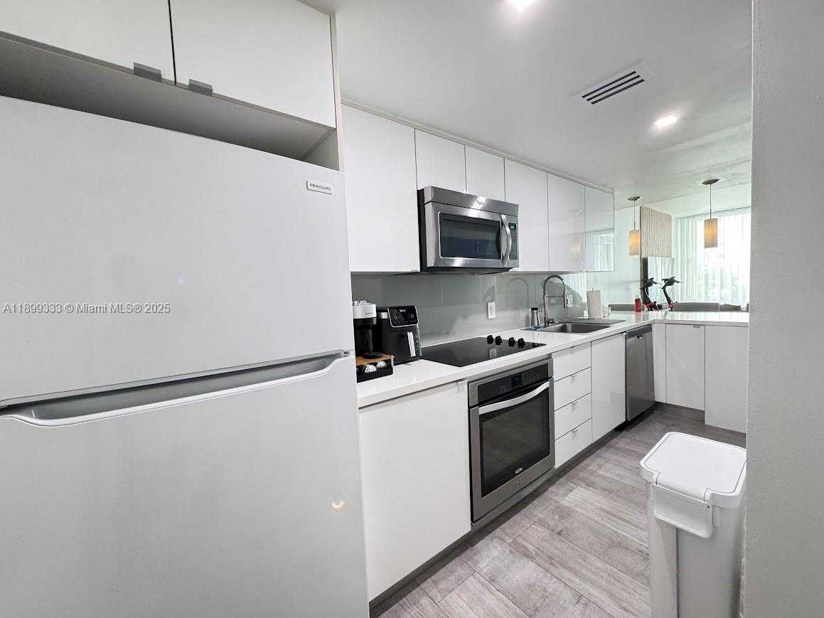 Small Image of 1000 WEST AVENUE #422, Miami Beach Number 16