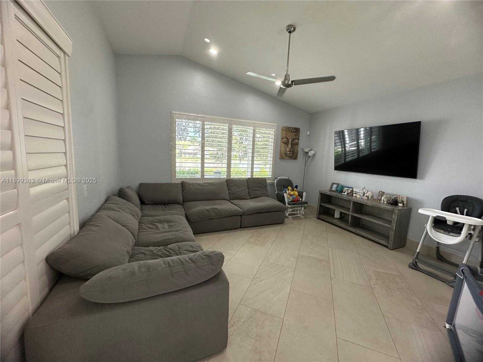 Small Image of 1888 WATER RIDGE DR #1888, Weston Number 16