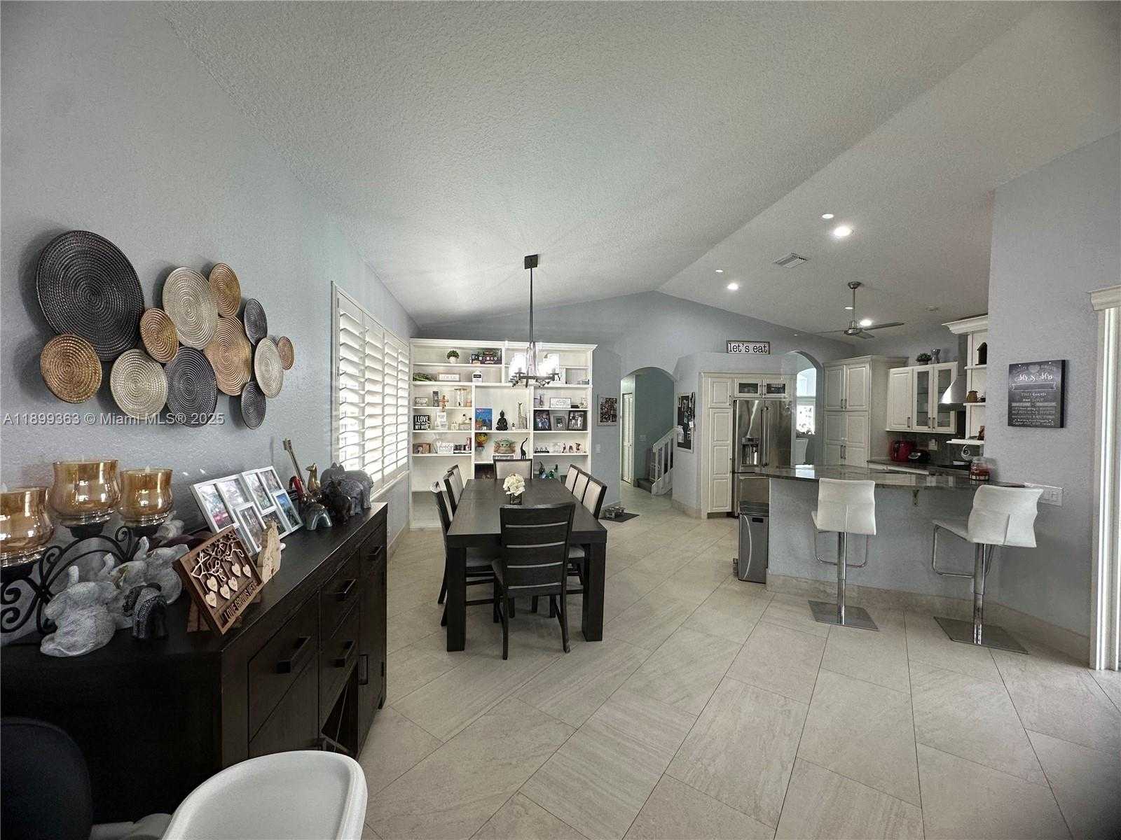 Small Image of 1888 WATER RIDGE DR #1888, Weston Number 17
