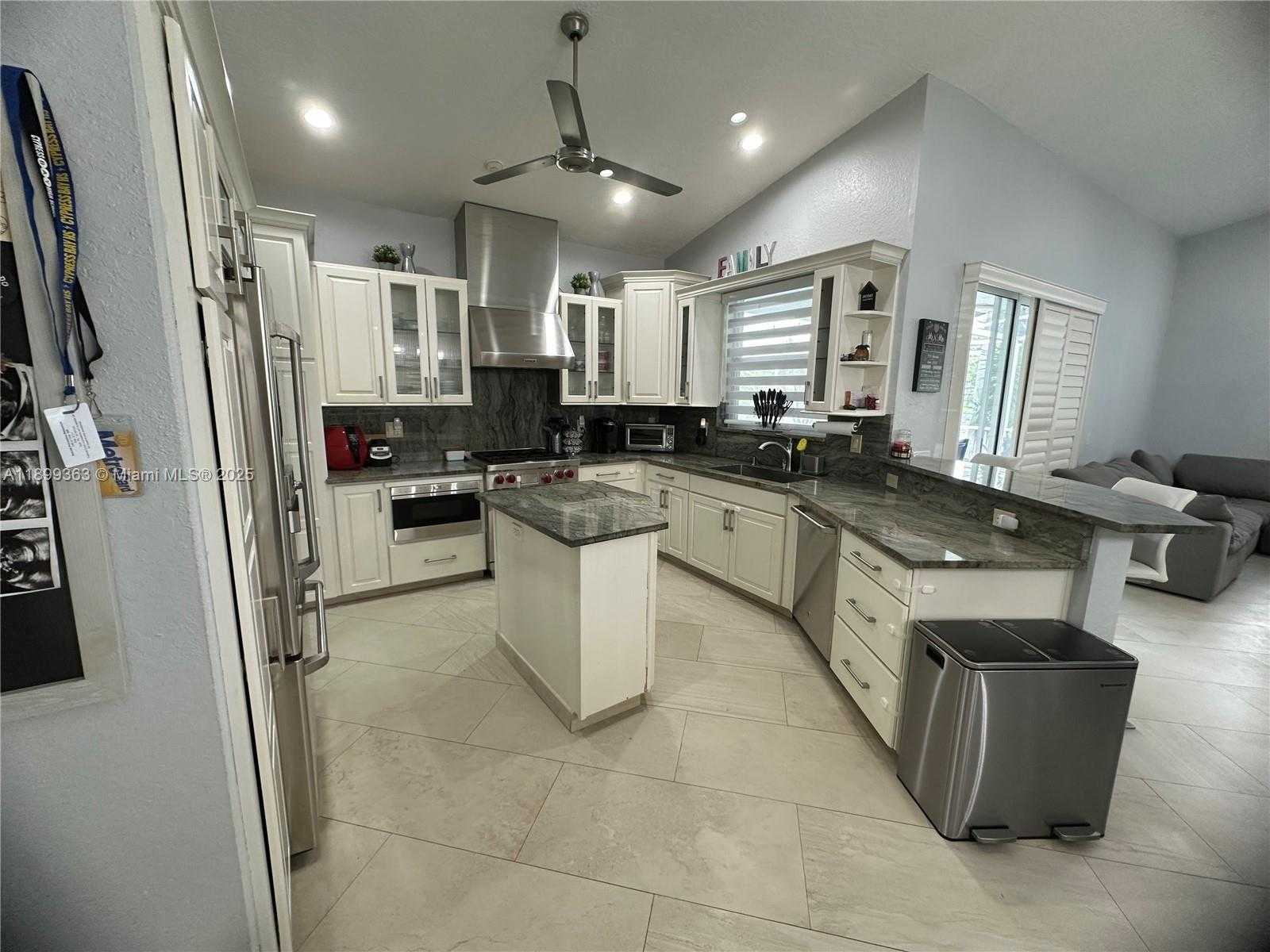 Small Image of 1888 WATER RIDGE DR #1888, Weston Number 20