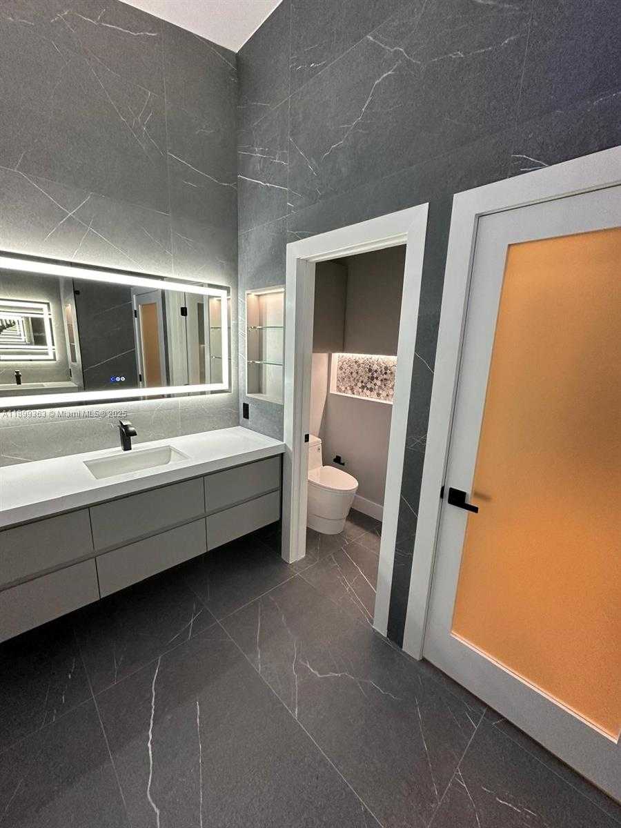 Small Image of 1888 WATER RIDGE DR #1888, Weston Number 32