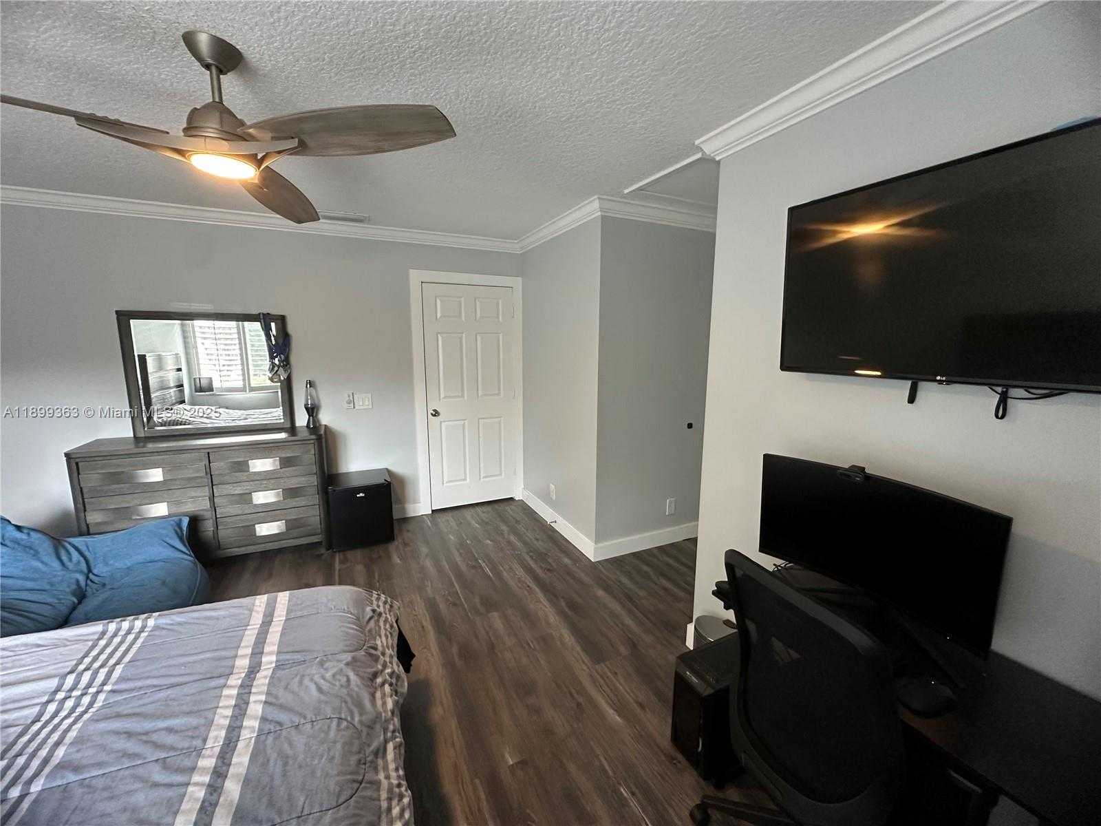 Small Image of 1888 WATER RIDGE DR #1888, Weston Number 35