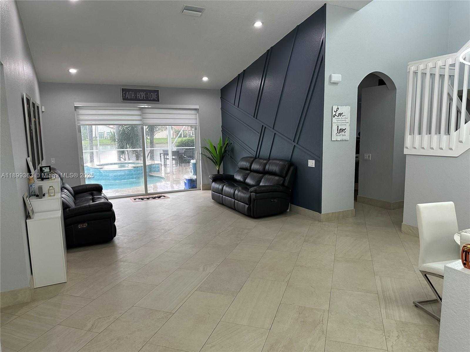 Small Image of 1888 WATER RIDGE DR #1888, Weston Number 8