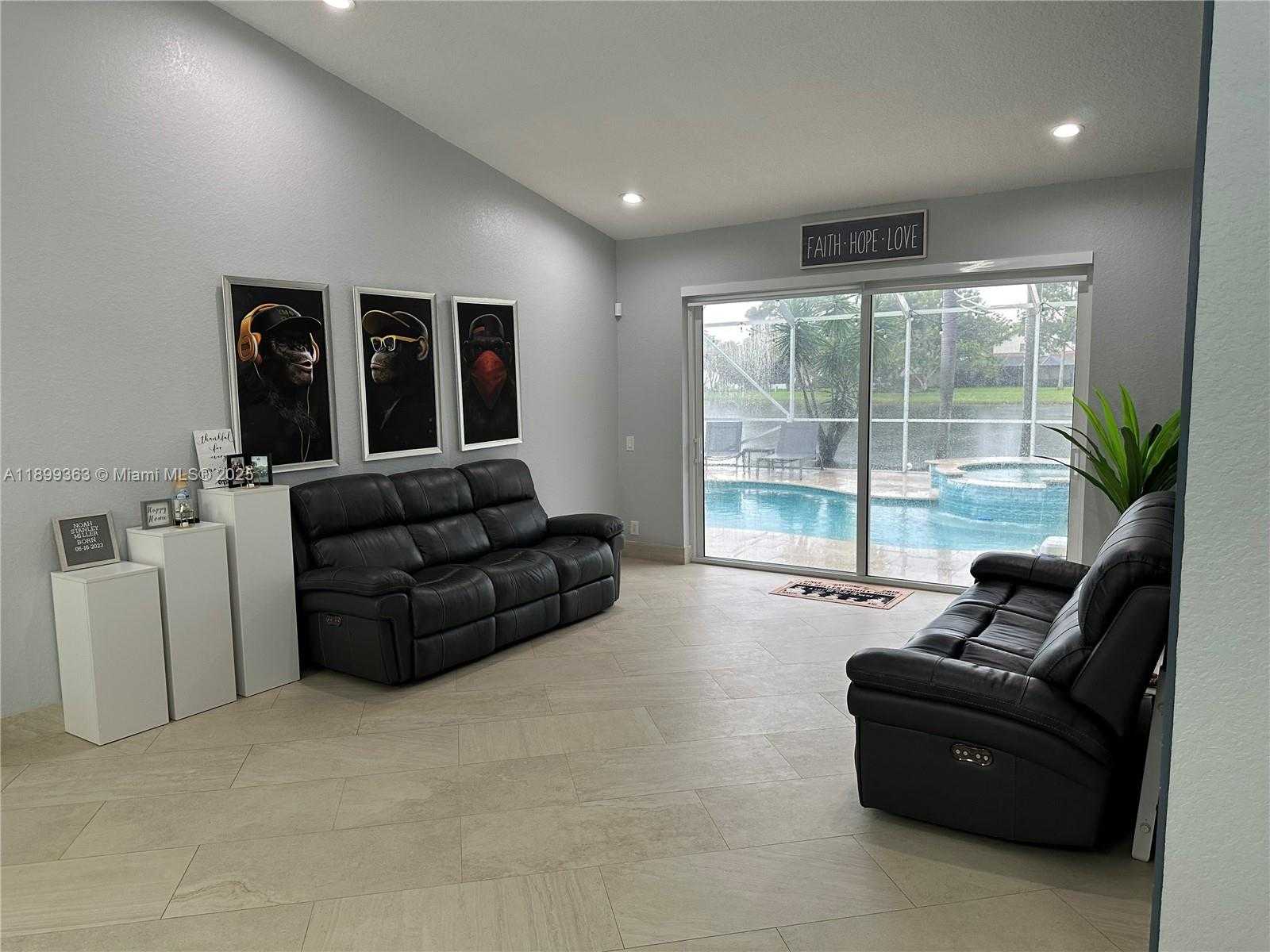 Small Image of 1888 WATER RIDGE DR #1888, Weston Number 9