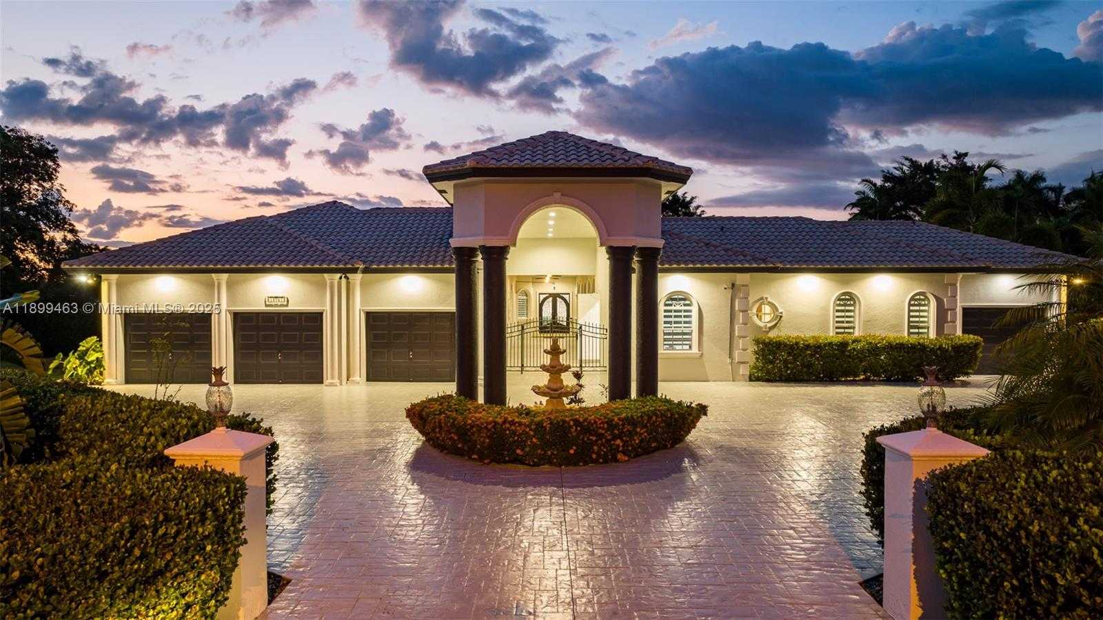 Small Image of 13751 PINE MEADOW CT, Davie Number 2
