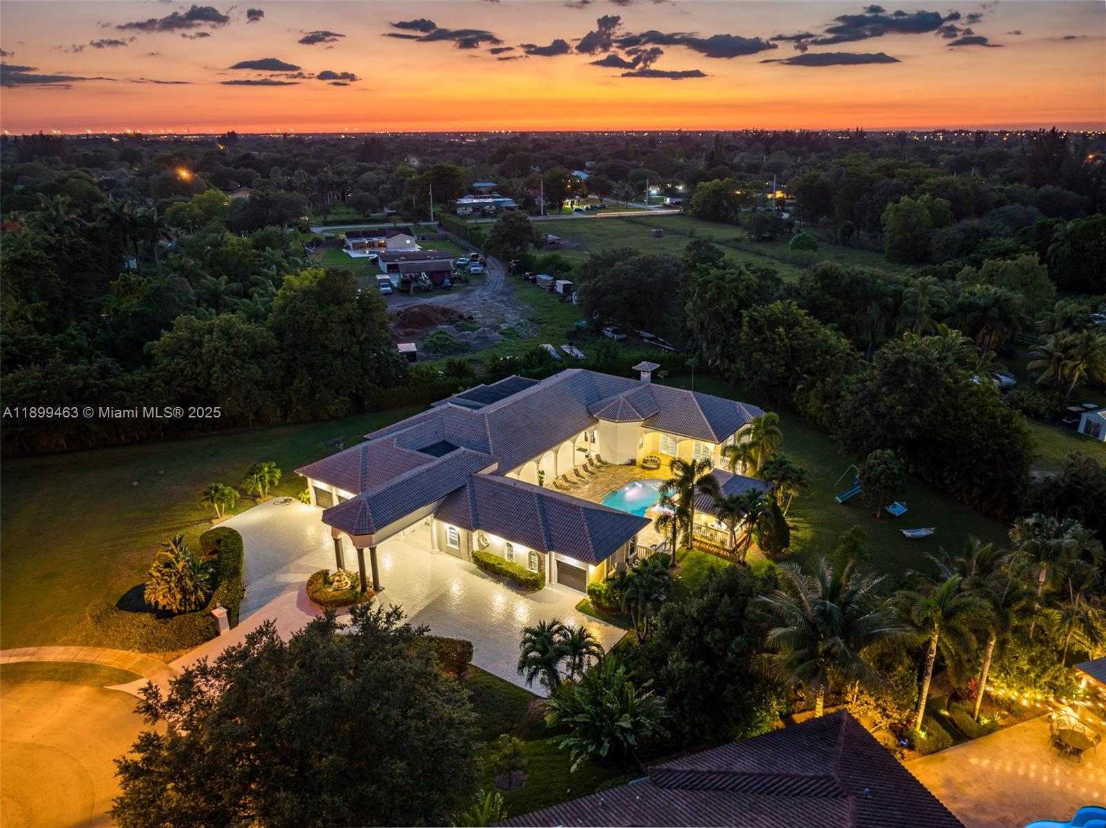 Small Image of 13751 PINE MEADOW CT, Davie Number 3