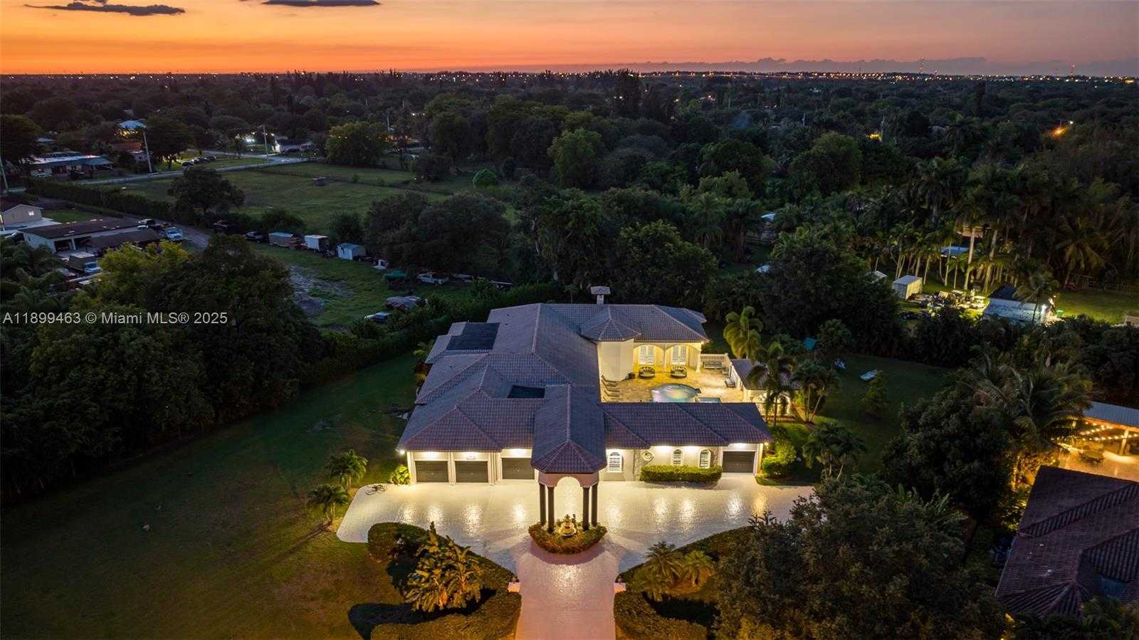 Small Image of 13751 PINE MEADOW CT, Davie Number 4