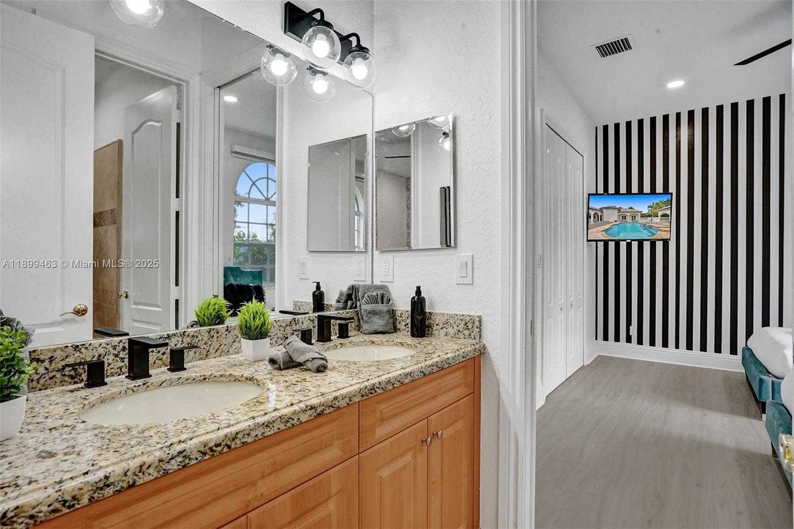Small Image of 13751 PINE MEADOW CT, Davie Number 61
