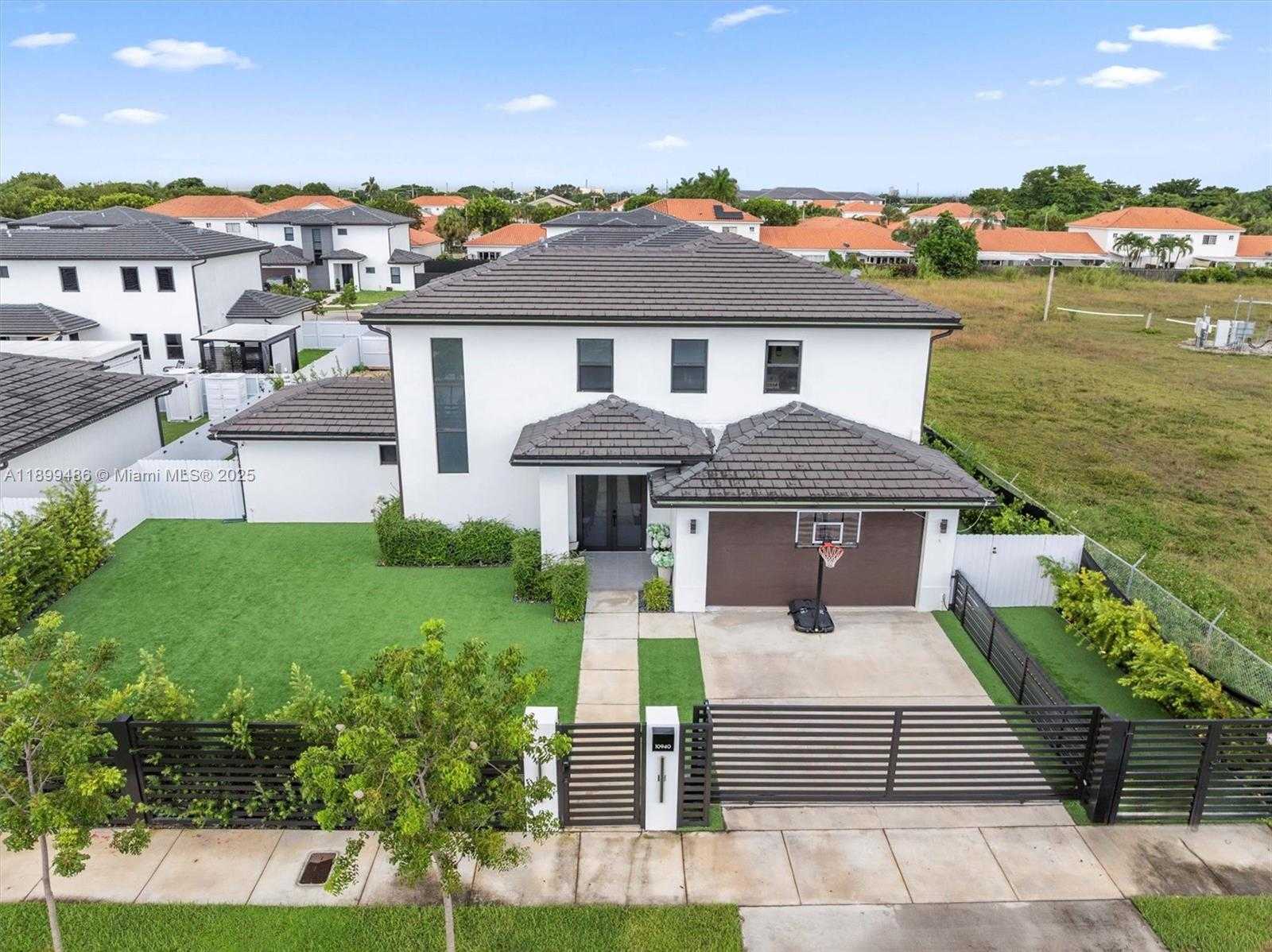 Small Image of 10940 SOUTH WEST 180TH ST, Miami Number 6