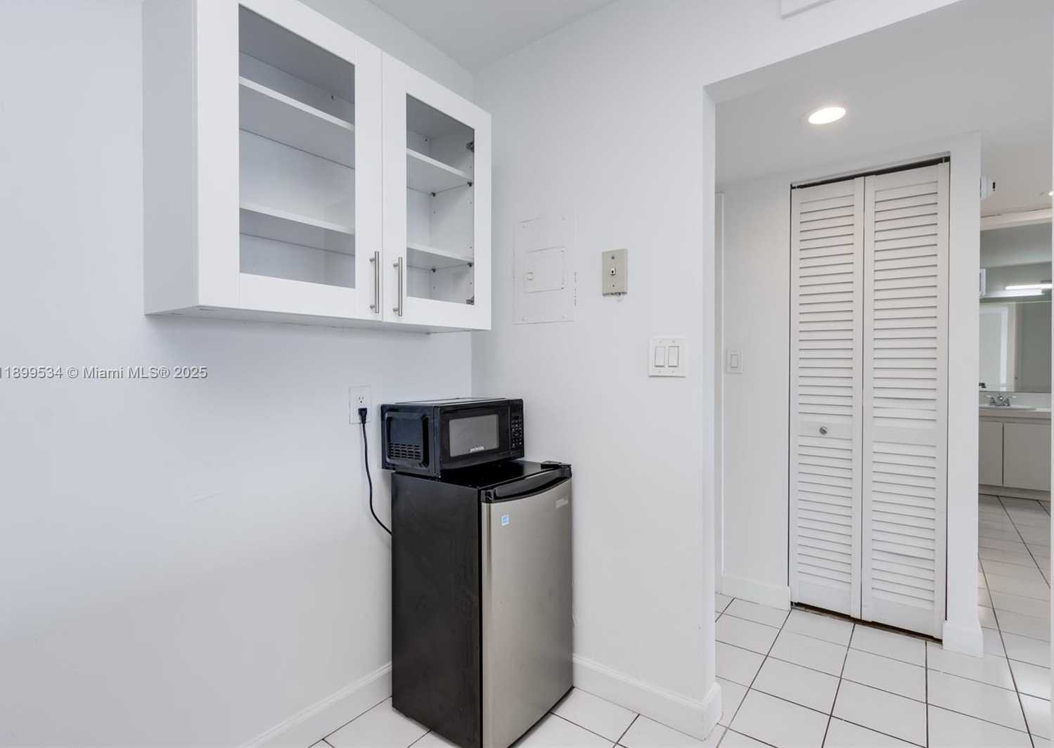 Small Image of 100 BAYVIEW DR #1102, Sunny Isles Beach Number 16
