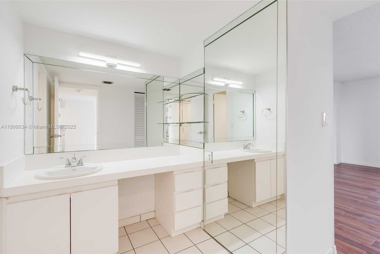 Small Image of 100 BAYVIEW DR #1102, Sunny Isles Beach Number 20