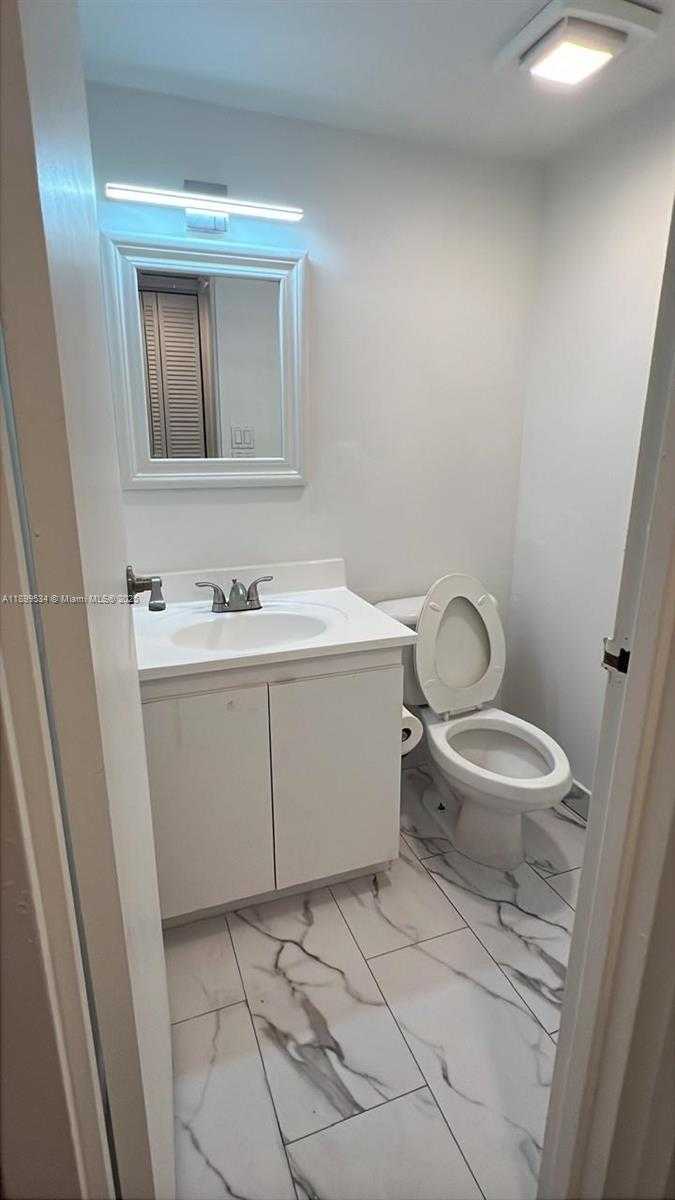 Small Image of 100 BAYVIEW DR #1102, Sunny Isles Beach Number 21