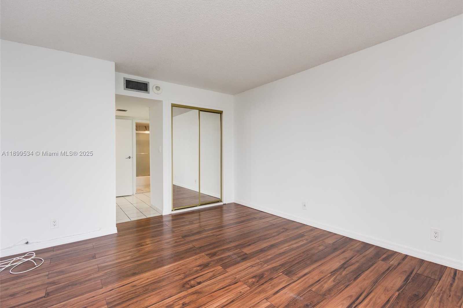 Small Image of 100 BAYVIEW DR #1102, Sunny Isles Beach Number 26