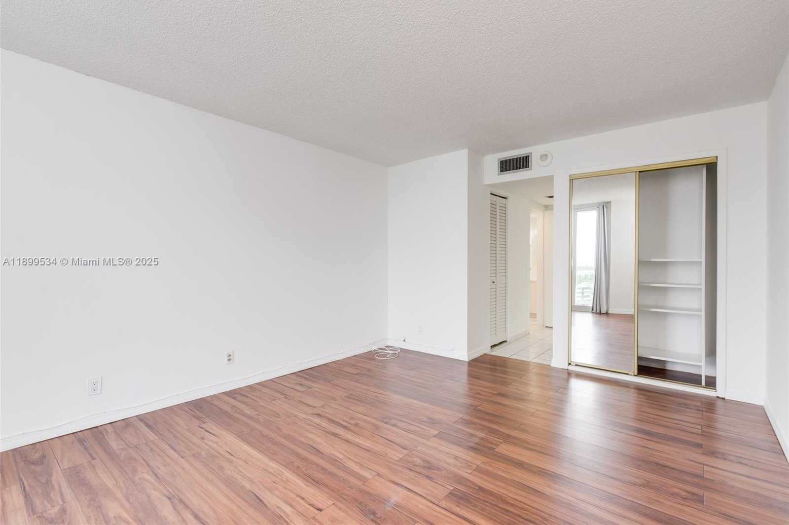 Small Image of 100 BAYVIEW DR #1102, Sunny Isles Beach Number 27