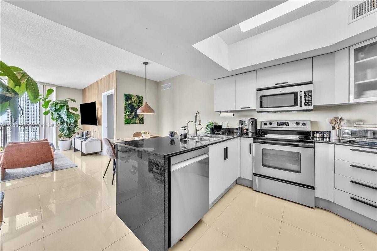 Small Image of 1750 NORTH BAYSHORE DR #2015, Miami Number 2