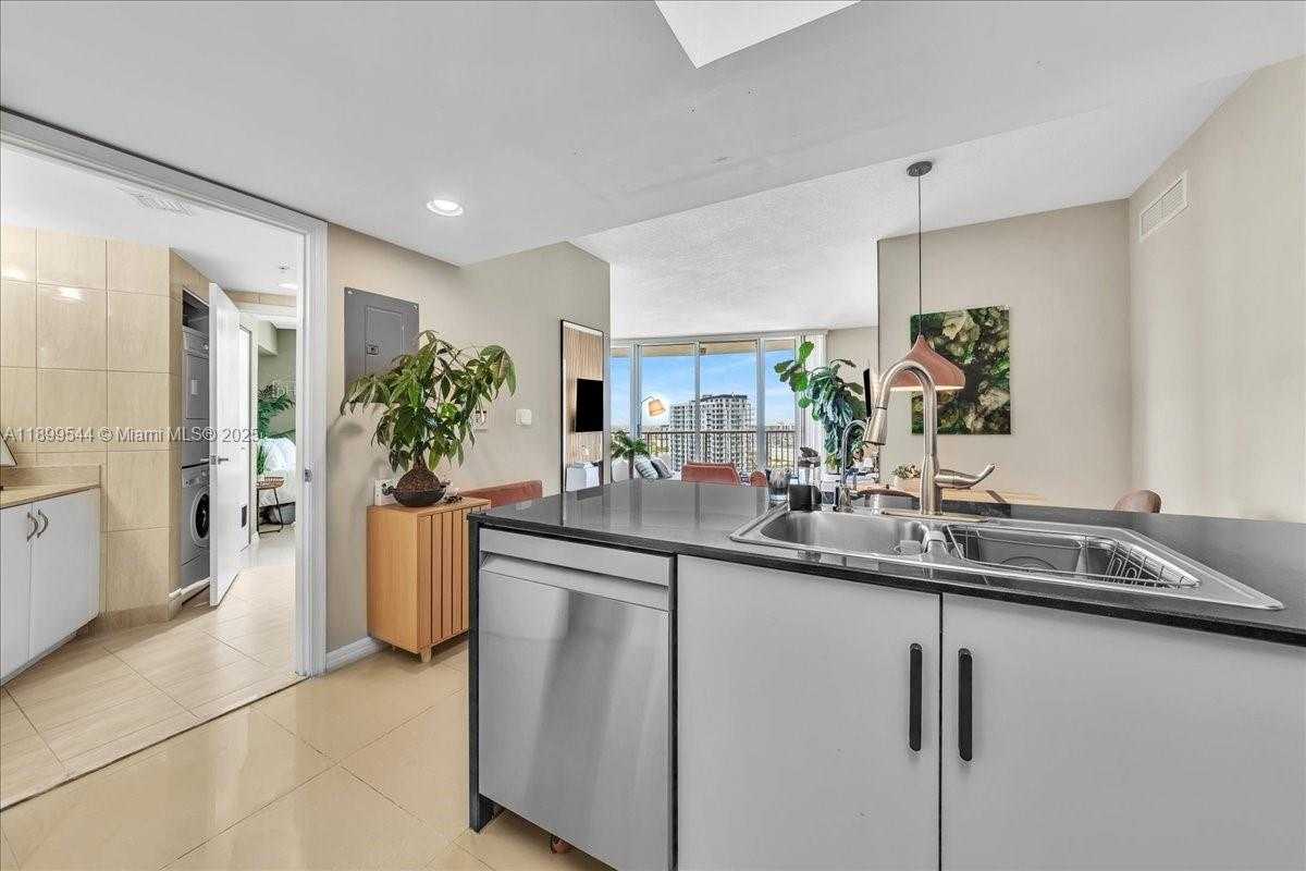 Small Image of 1750 NORTH BAYSHORE DR #2015, Miami Number 3