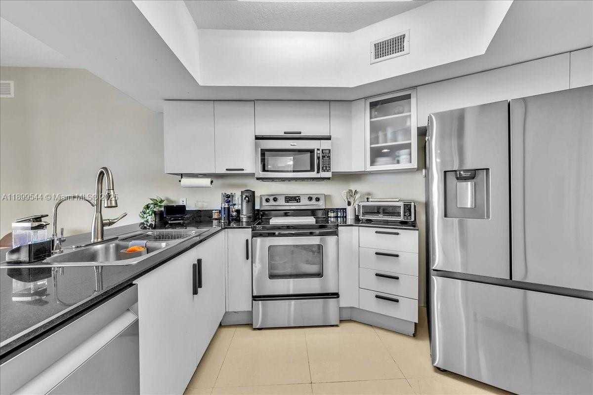 Small Image of 1750 NORTH BAYSHORE DR #2015, Miami Number 4